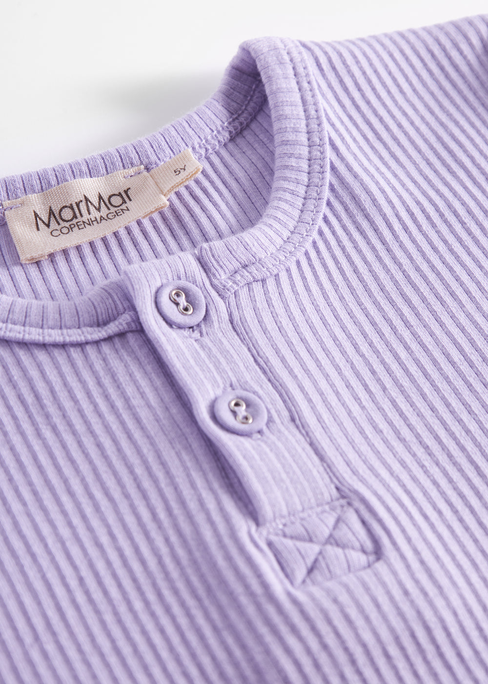 Lys lilla ribstrikket langærmet t-shirt med knapper til børn