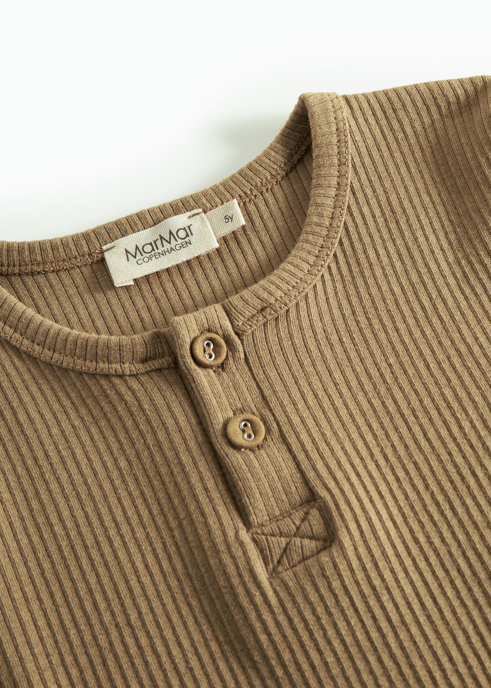 Detalje af brun ribstrikket langærmet t-shirt med knapper