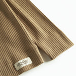 Detalje af brun ribstrikket langærmet t-shirt til børn med MarMar logo ved ærmet