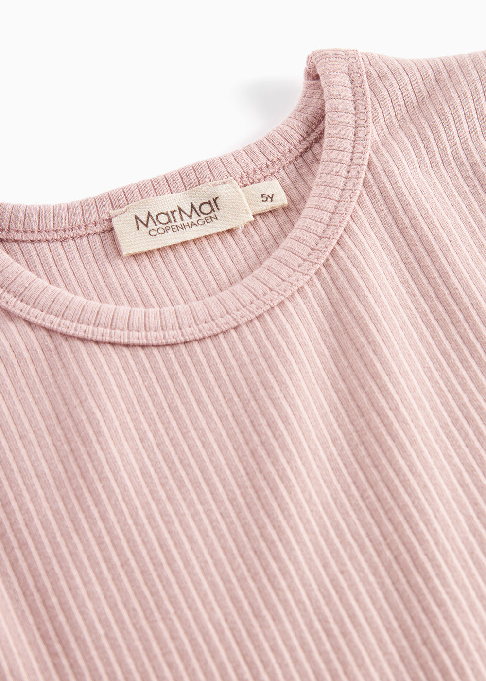Detalje af ribstrikket halsudskæring på rosa børnetøj