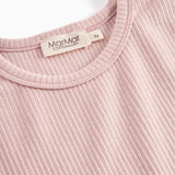 Detalje af ribstrikket halsudskæring på rosa børnetøj