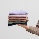 Foldede rib t-shirts til børn i flere farver holdt i favnen