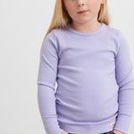 Barn i lilla ribstrikket t-shirt til børn