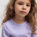 Lille pige iført lilla ribstrikket t-shirt til børn