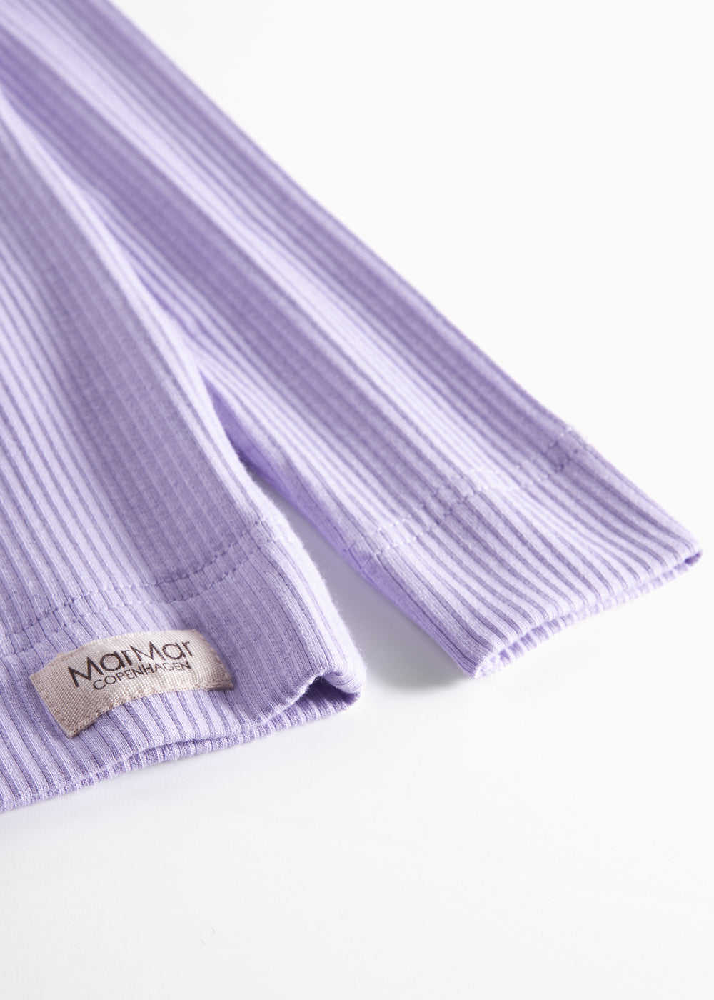 Ærmer på ribstrikket lilla børnetøj