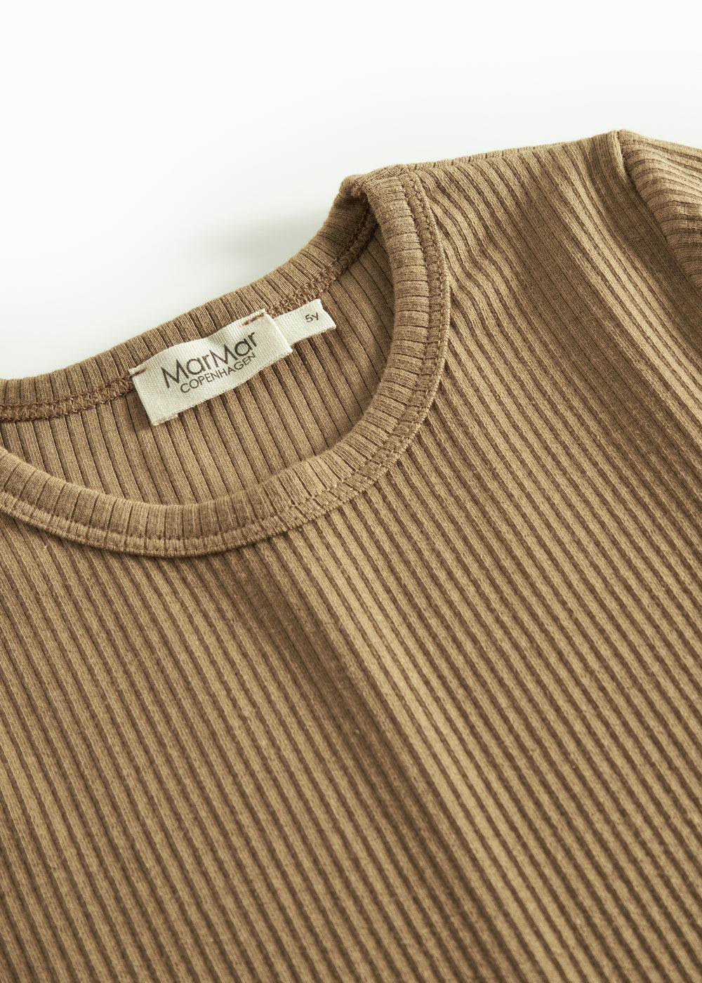 Brun ribstrikket børne t-shirt med rund hals