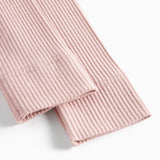 Detaljebillede af ben på lyserøde leggings til børn