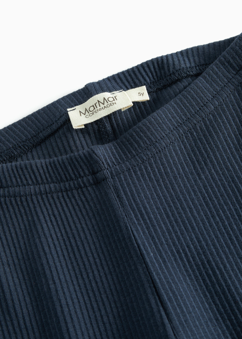 Detalje af blå ribstrikkede leggings til børn