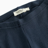 Detalje af blå ribstrikkede leggings til børn