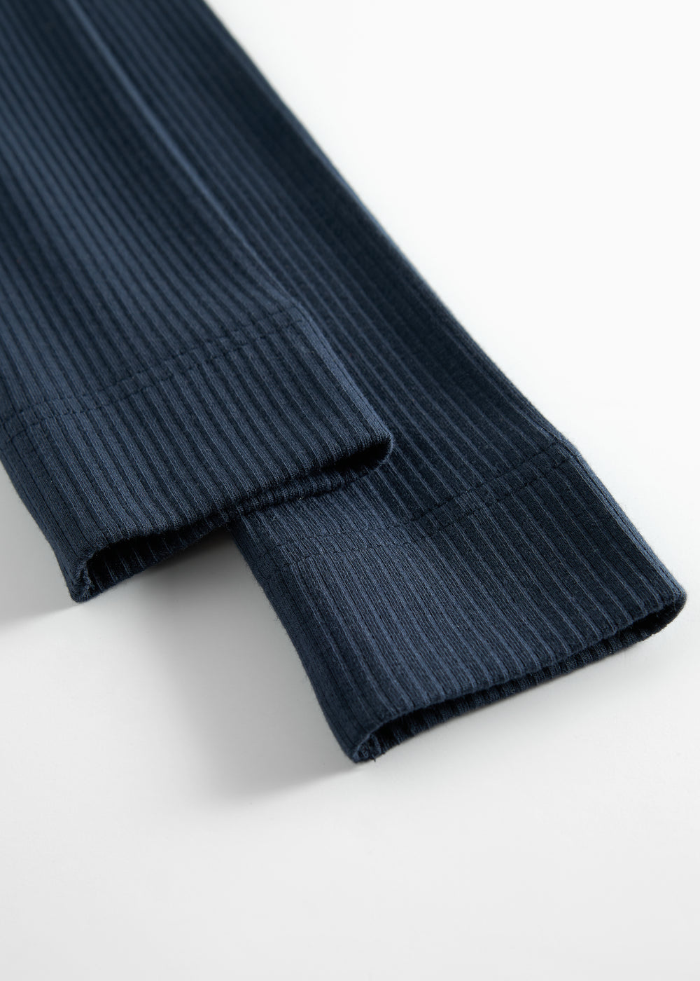 Detalje af blå ribstrikkede leggings til børn