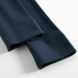 Detalje af blå ribstrikkede leggings til børn