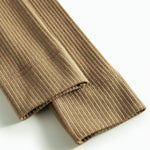 Detalje af brun ribstrikket leggings til børn