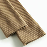 Detalje af brun ribstrikket leggings til børn