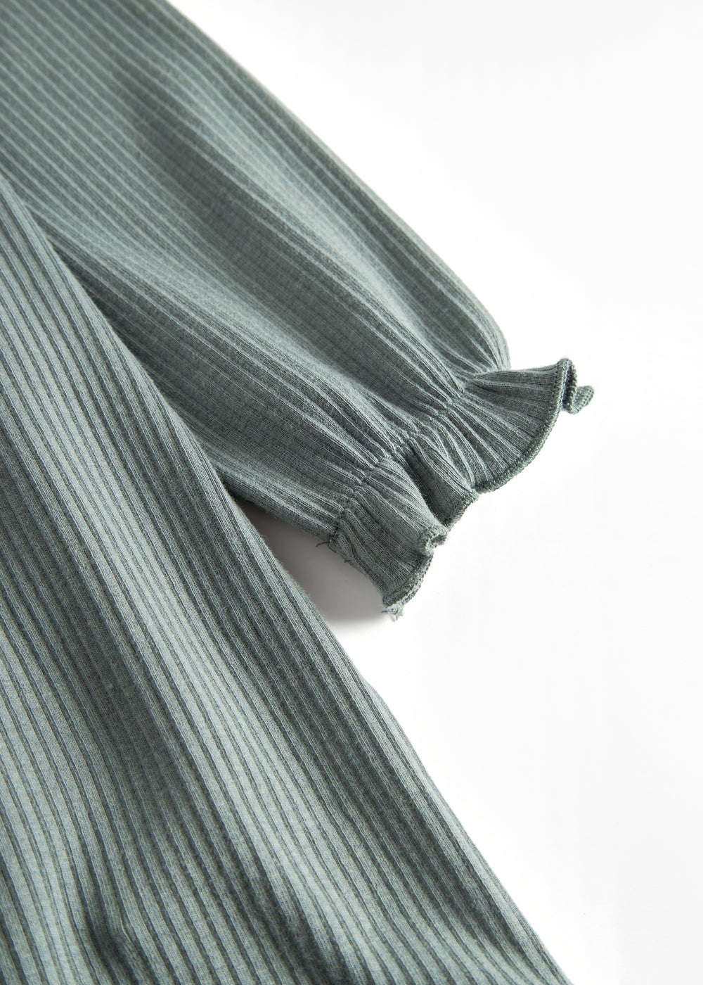 Grøn kjole med lange ærmer og flæser til børn