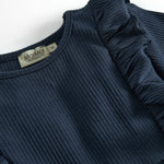 Langærmet navyblå ribstrikket kjole med flæser til børn