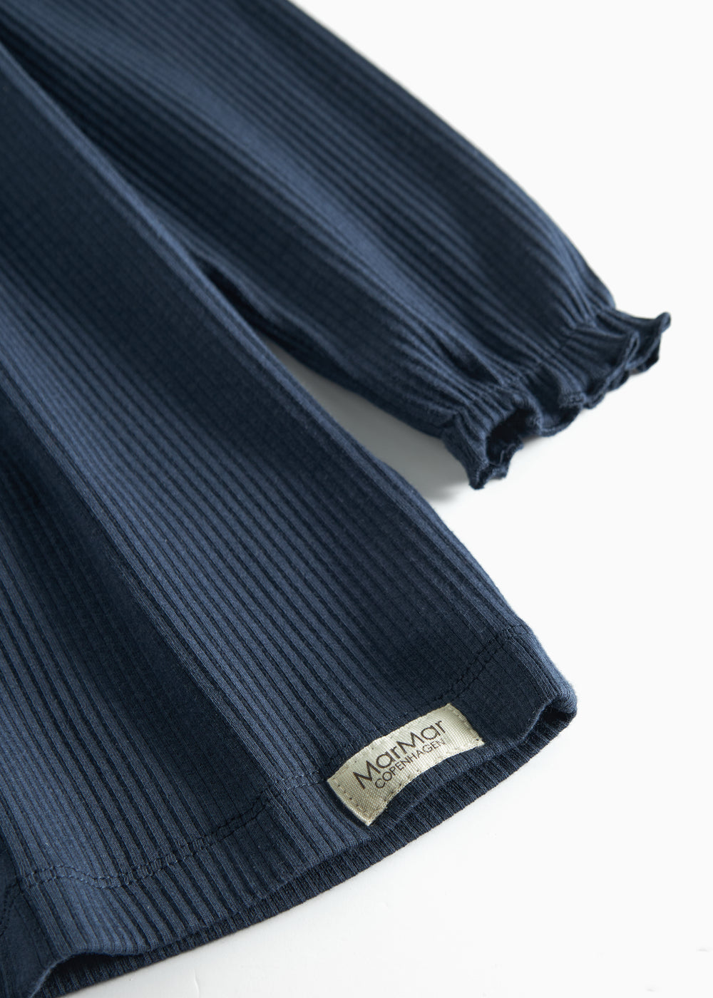 Langærmet navyblå ribstrikket kjole med flæser og MarMar label til børn