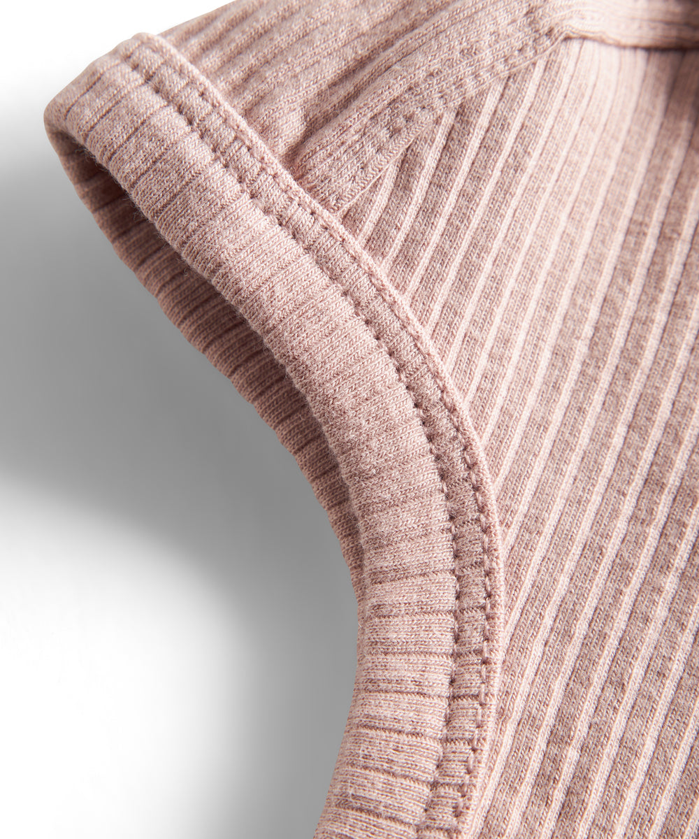 Ribstrikket lyserød hue med spænde til børn