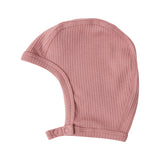 Lyserød ribstrikket hjelm til baby