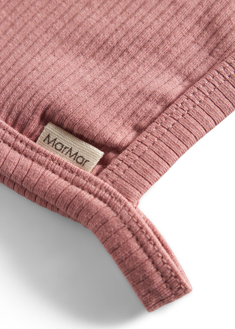 Lyserød ribstrikket hjelm til baby