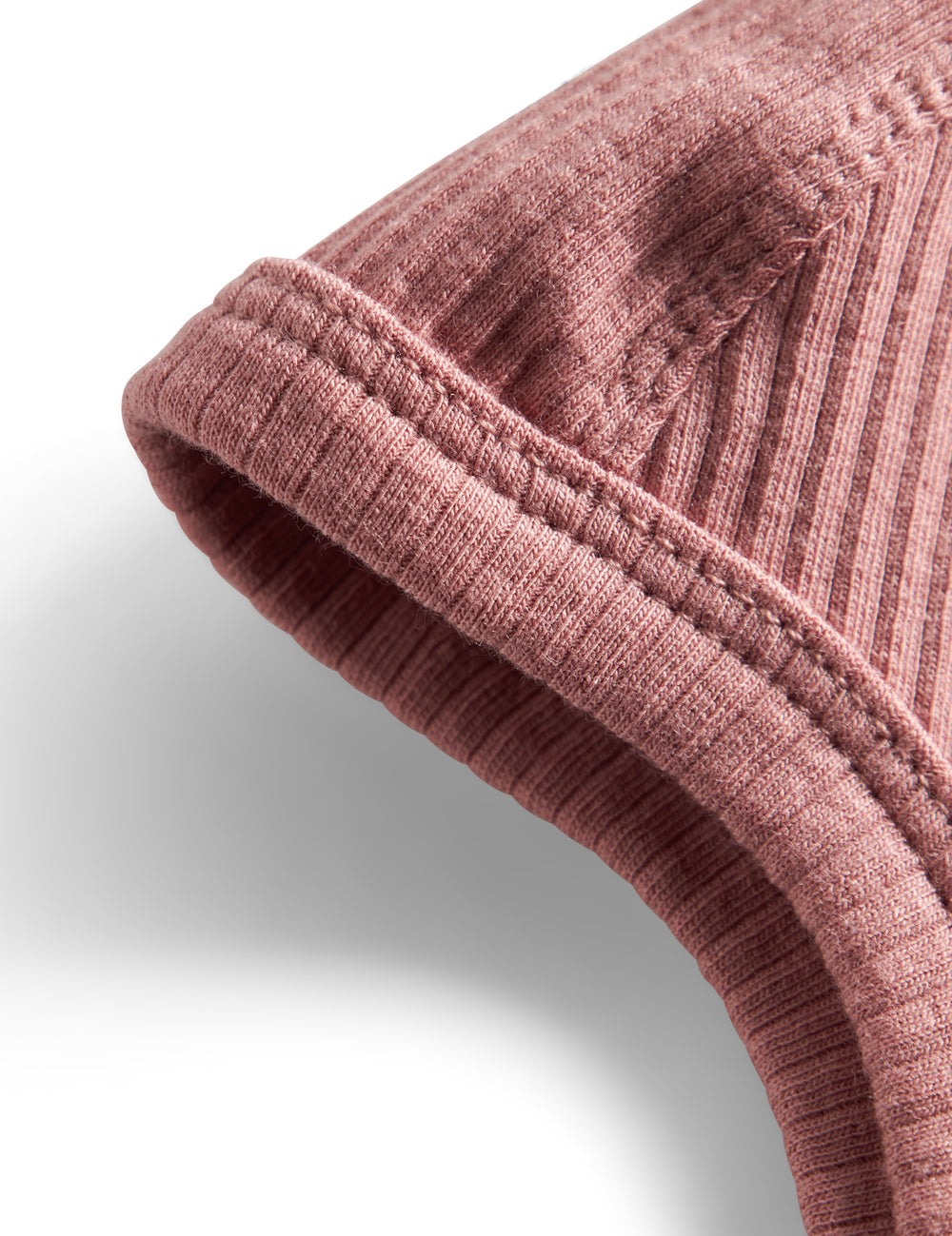 Lyserød ribstrikket hjelm til baby