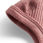 Lyserød ribstrikket hjelm til baby