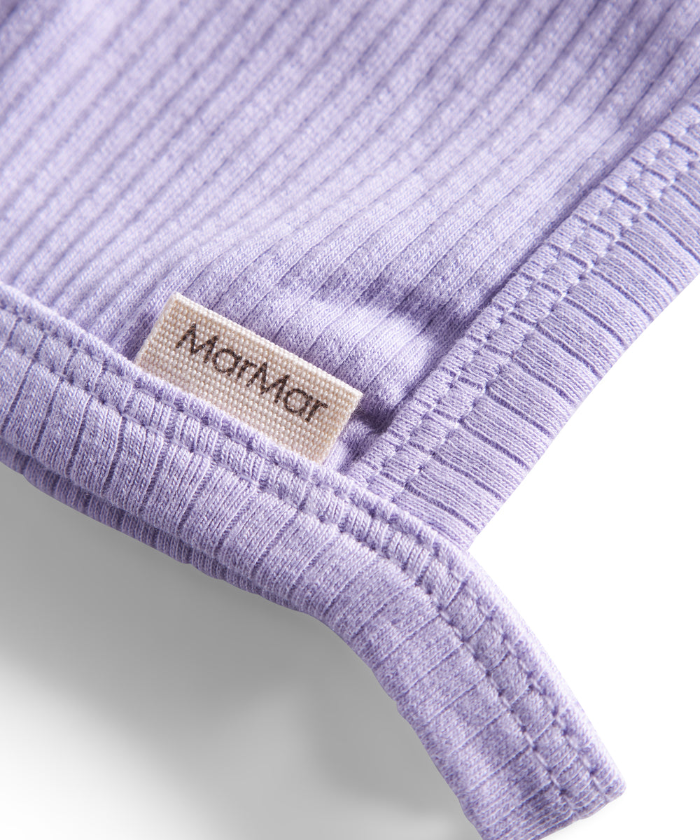 Ribstrikket lyselilla hue med spænde og MarMar label til børn