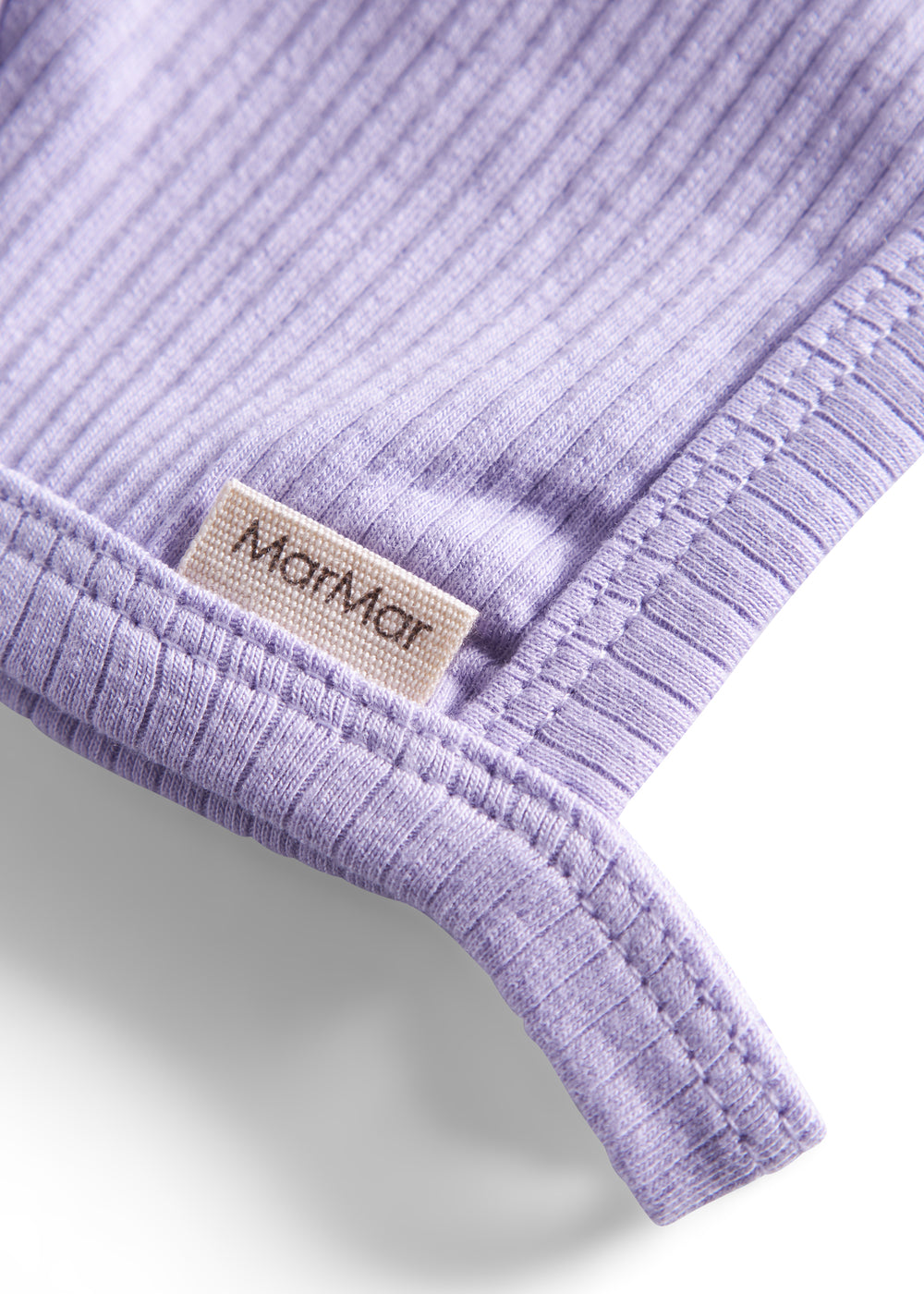 Ribstrikket lyselilla hue med spænde og MarMar label til børn