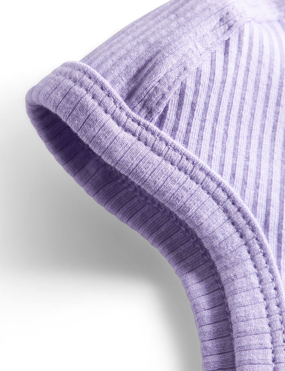Ribstrikket lyselilla hue med spænde til børn