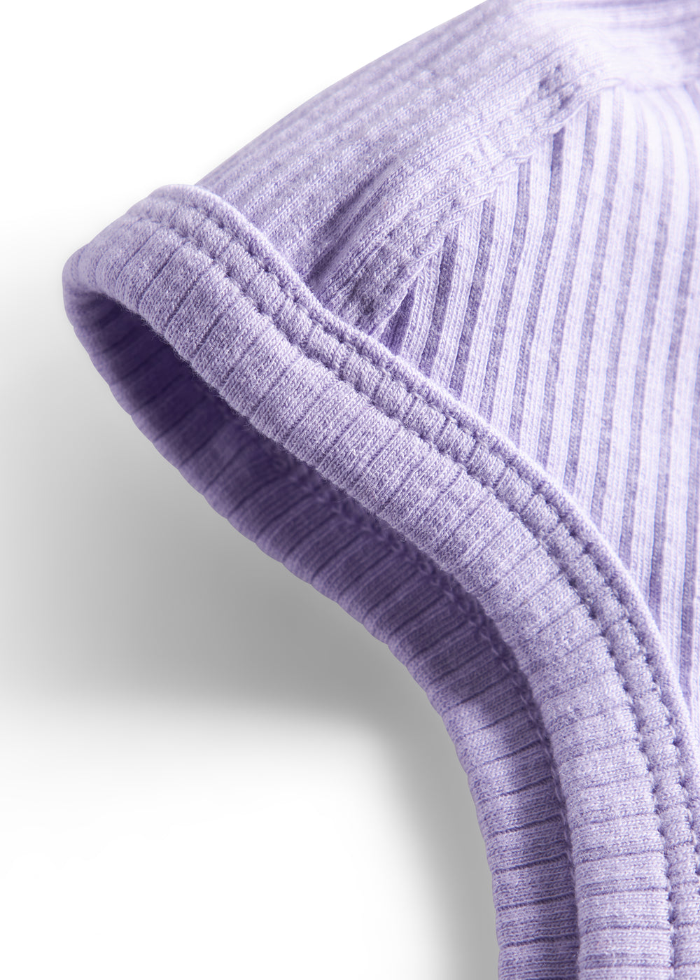 Ribstrikket lyselilla hue med spænde til børn