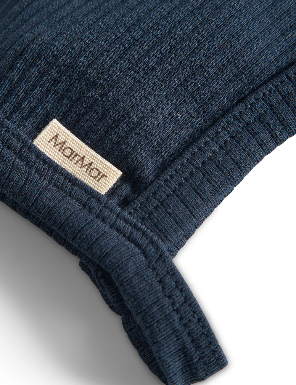 Ribstrikket marineblå hue med spænde og MarMar label til børn