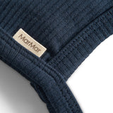 Ribstrikket marineblå hue med spænde og MarMar label til børn