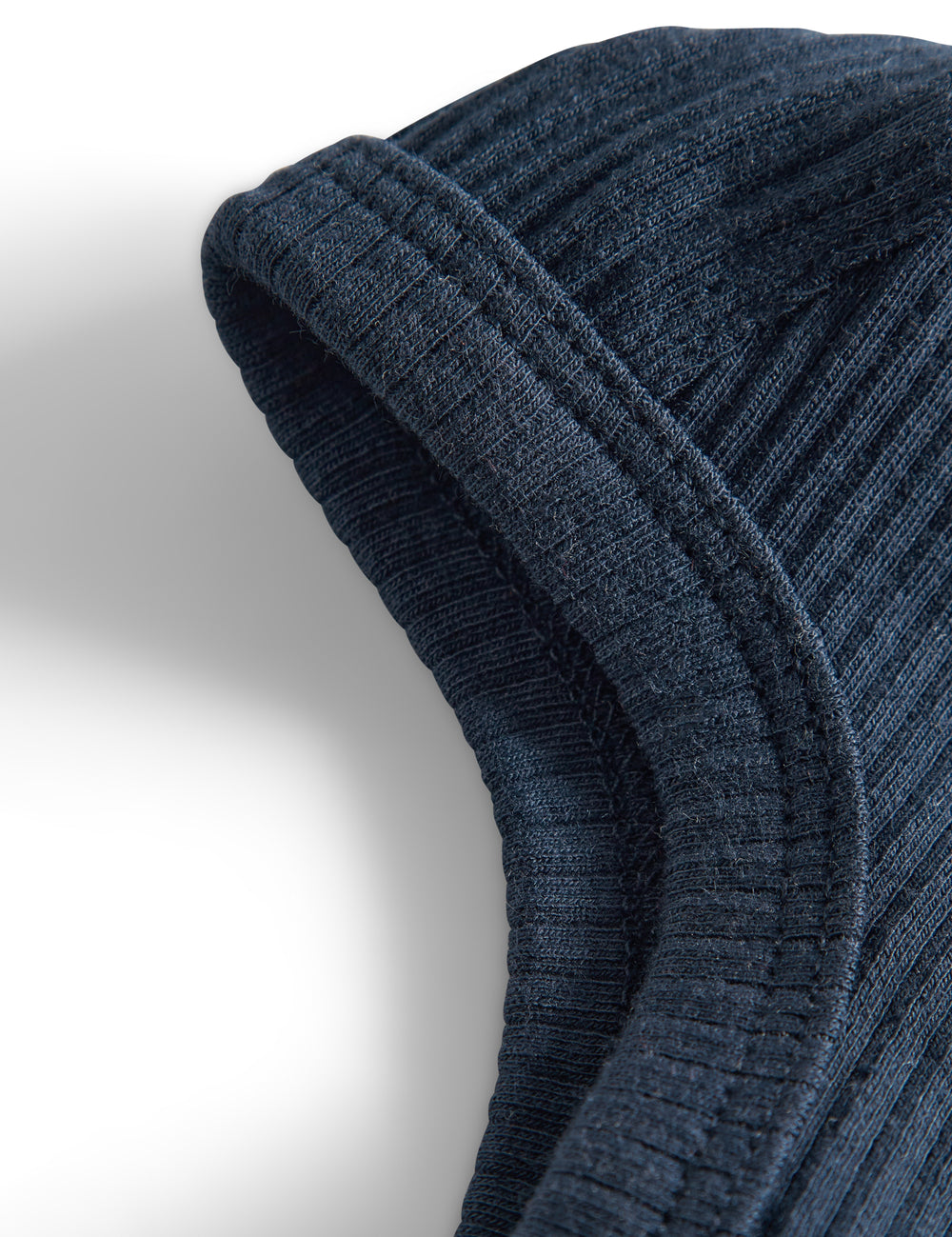 Ribstrikket marineblå hue med spænde til børn