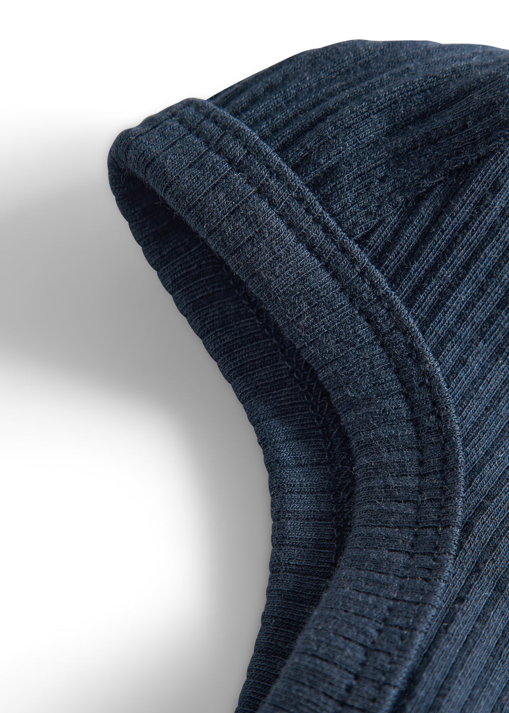 Ribstrikket marineblå hue med spænde til børn