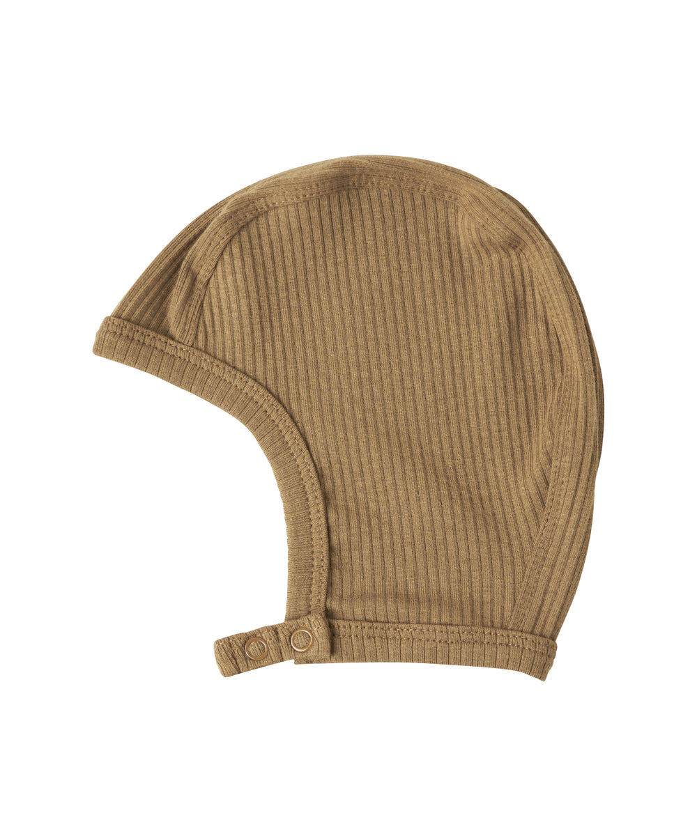 Ribstrikket brun hue til børn