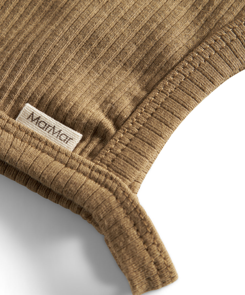 Ribstrikket brun hue med MarMar label til børn