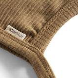 Ribstrikket brun hue med MarMar label til børn