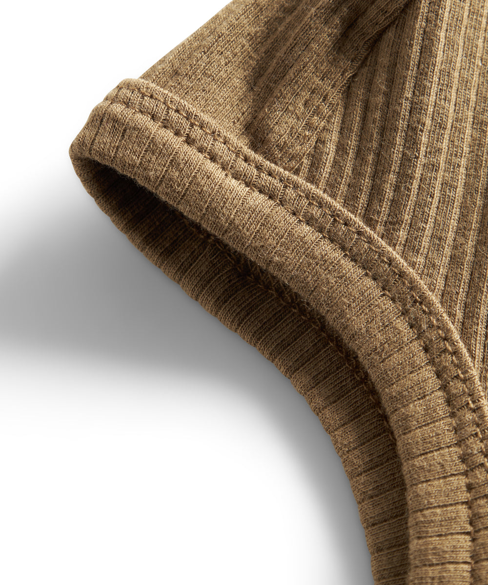 Ribstrikket brun hue til børn