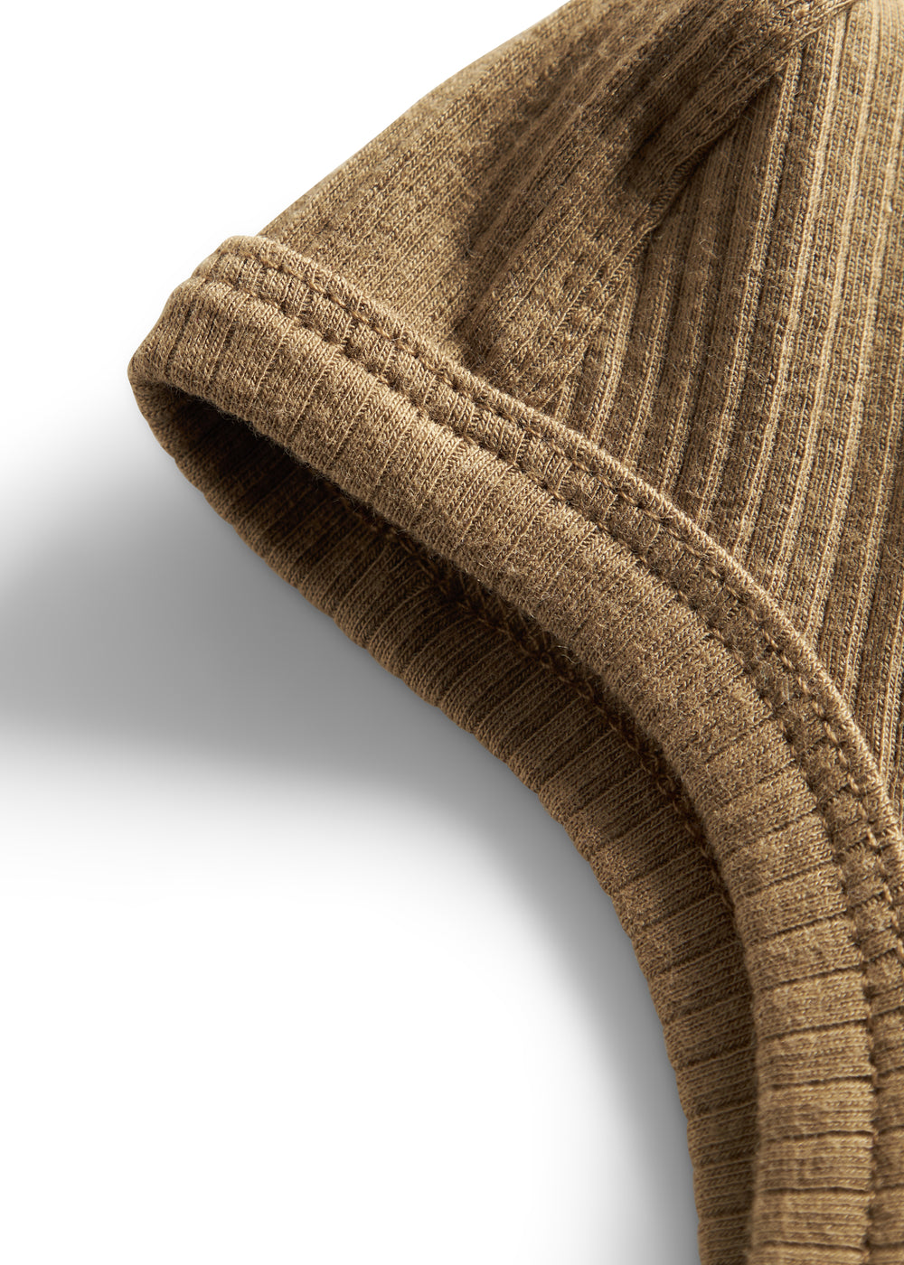 Ribstrikket brun hue til børn