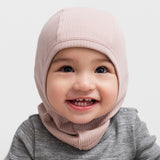 Glad baby med ribstrikket lyserød elefanthue