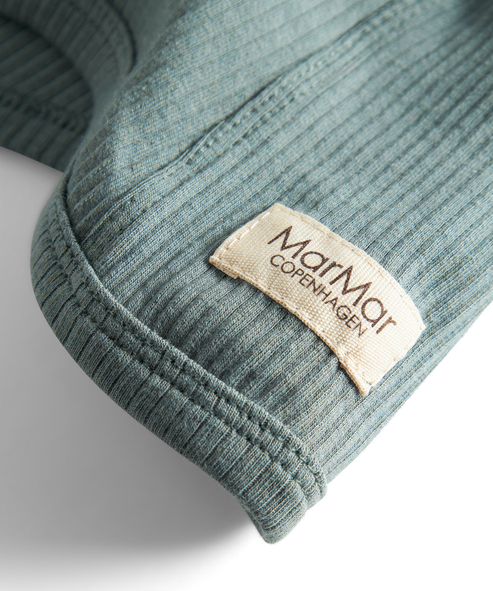 Grøn ribstrikket elefanthue til børn