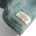 Grøn ribstrikket elefanthue til børn