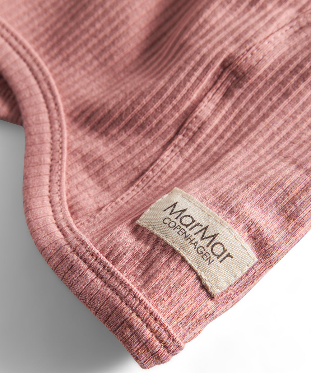 Lyserød ribstrikket elefanthue til børn