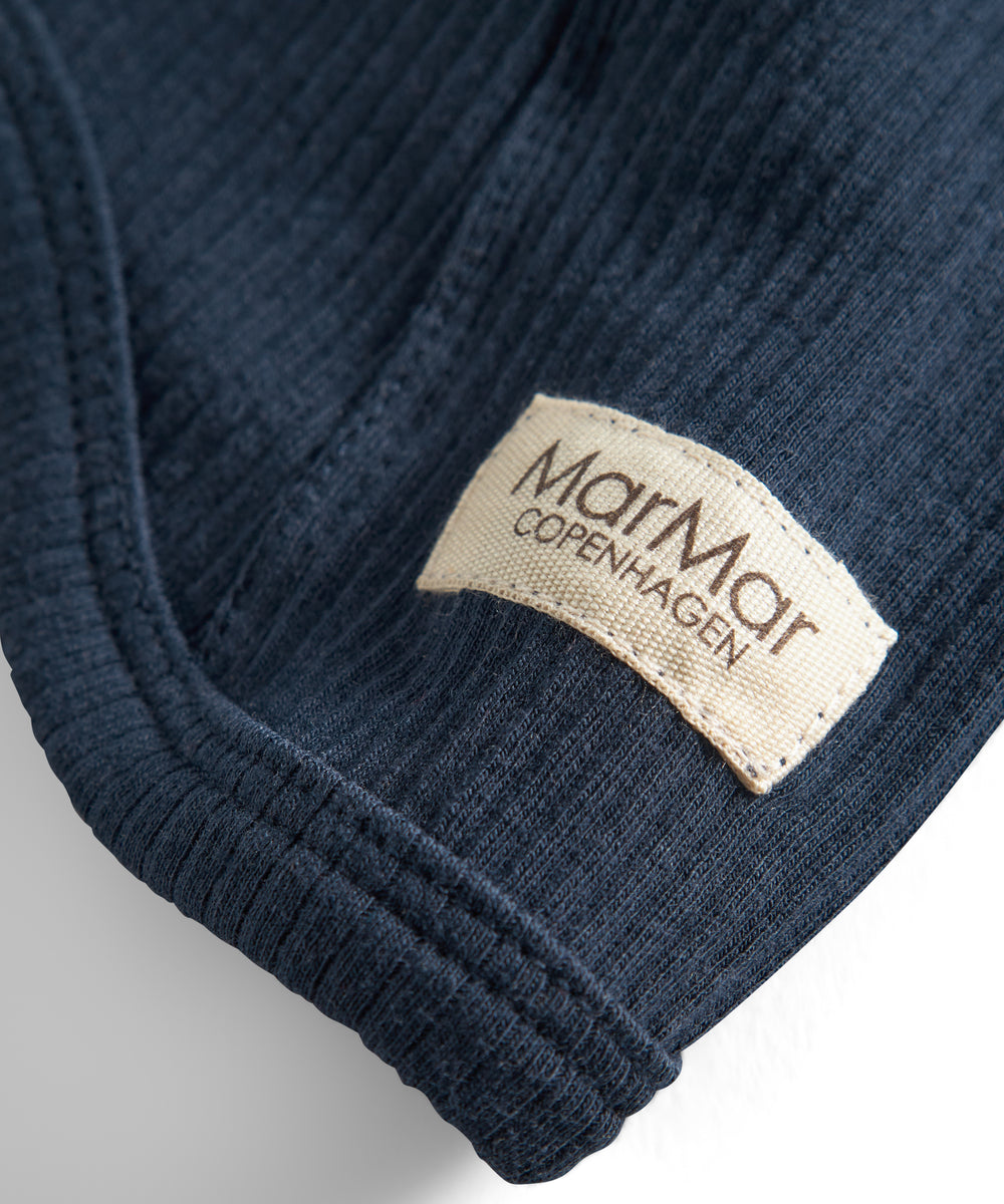 Ribstrikket navy blå elefanthue med MarMar label til børn
