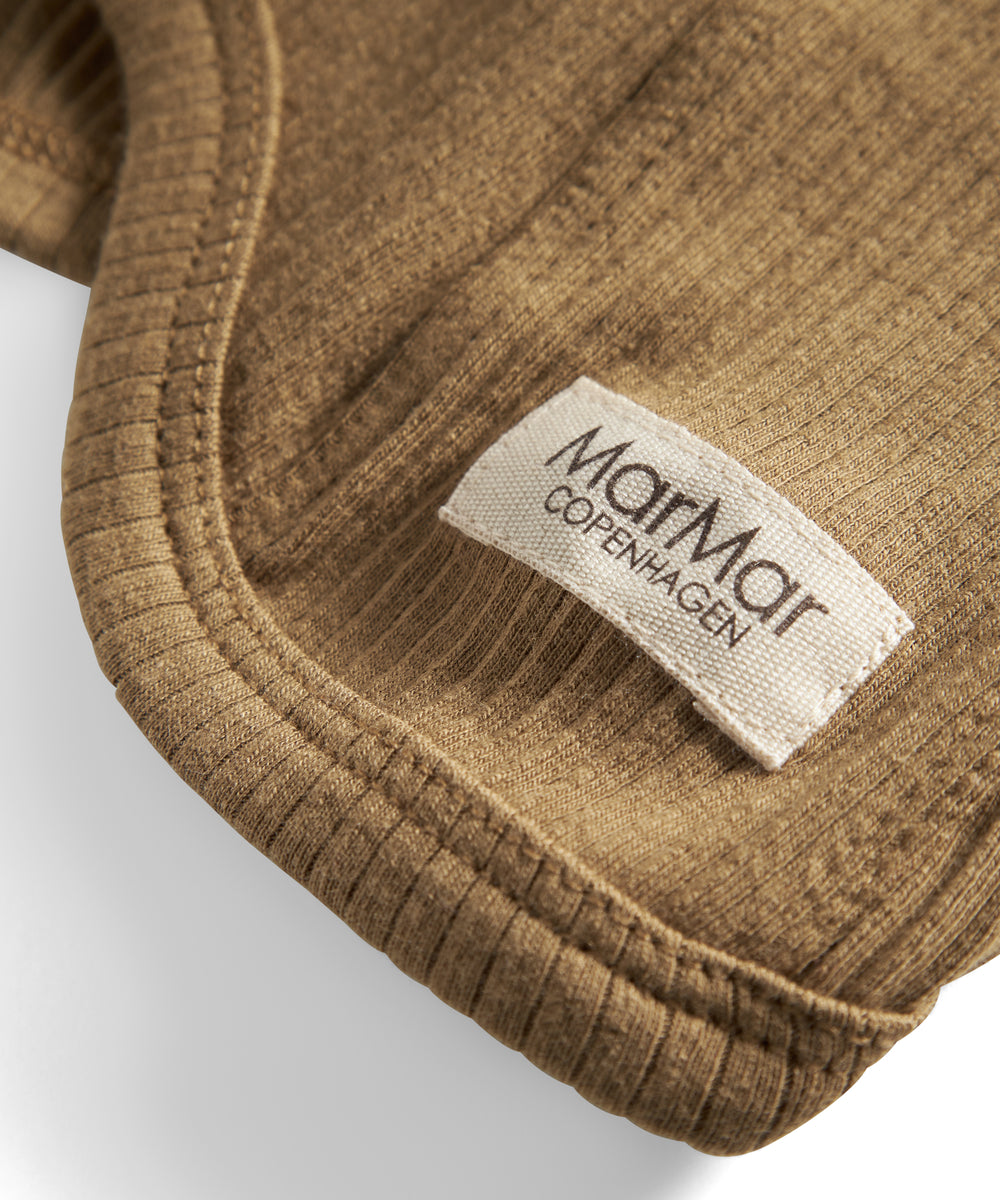 Ribstrikket brun elefanthue med MarMar label