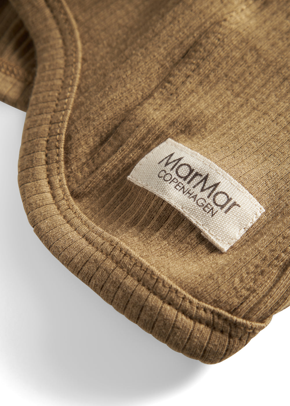 Ribstrikket brun elefanthue med MarMar label