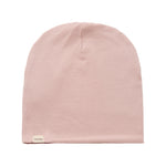 Ribstrikket lys rosa børnehue med lille mærke