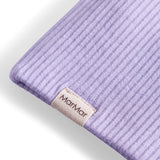 Detalje af ribstrikket lyse lilla stof og mærke på børnehue