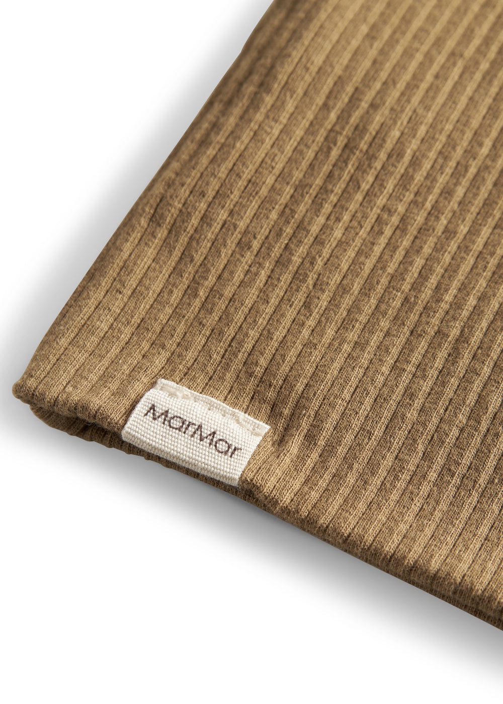Detalje af ribstrikket stof og mærke på brun beanie til børn