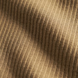 Detalje af ribstrikket brunt stof på børnehue