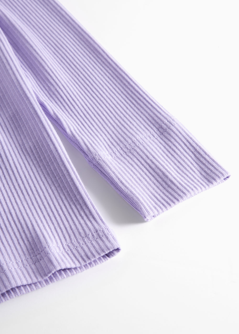 Detalje af ribstrikket ærmekant med slids på lys lilla dame t-shirt